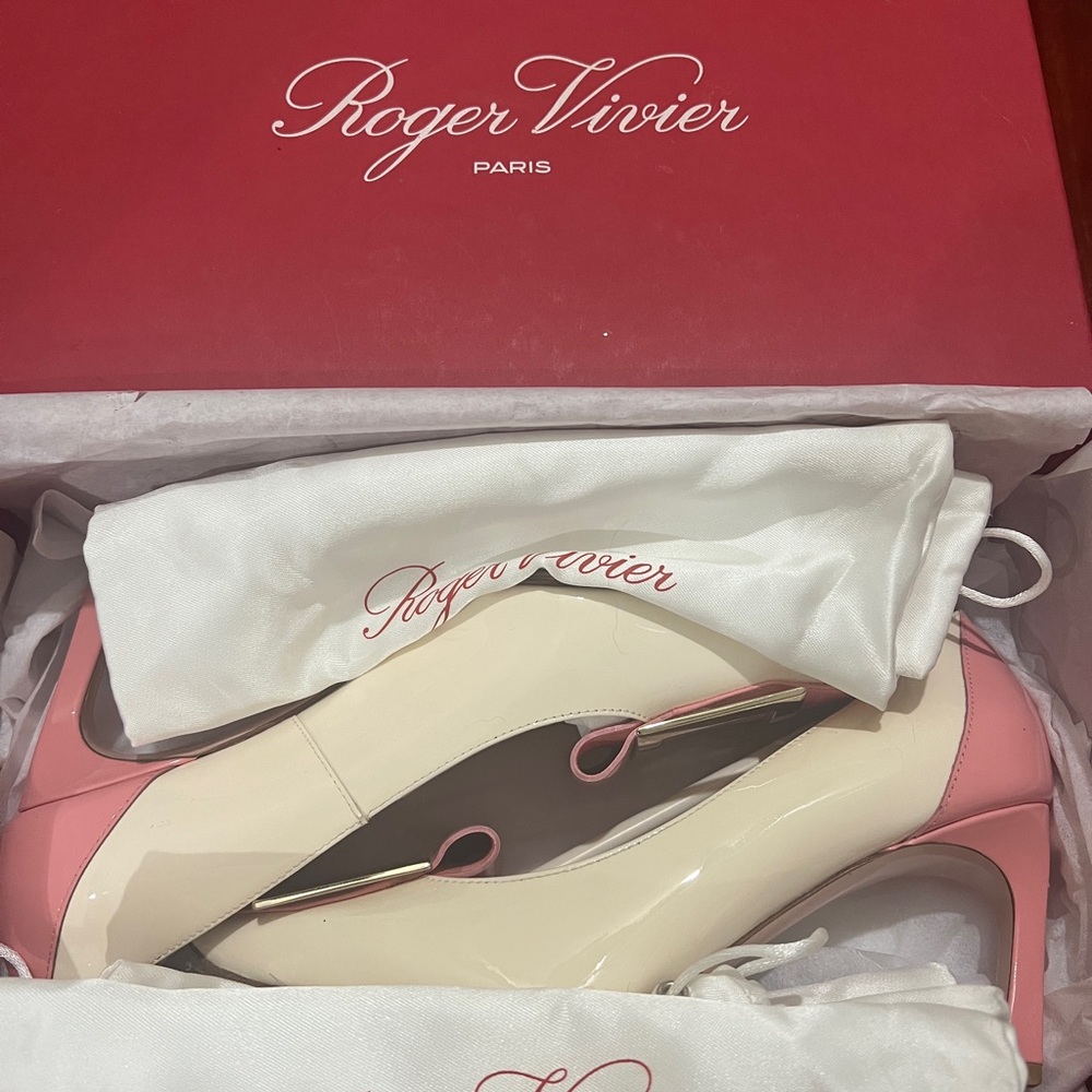 ROGER VIVIER 70MM TROMPETTE TONGUE PATENT PUMPS 35.5